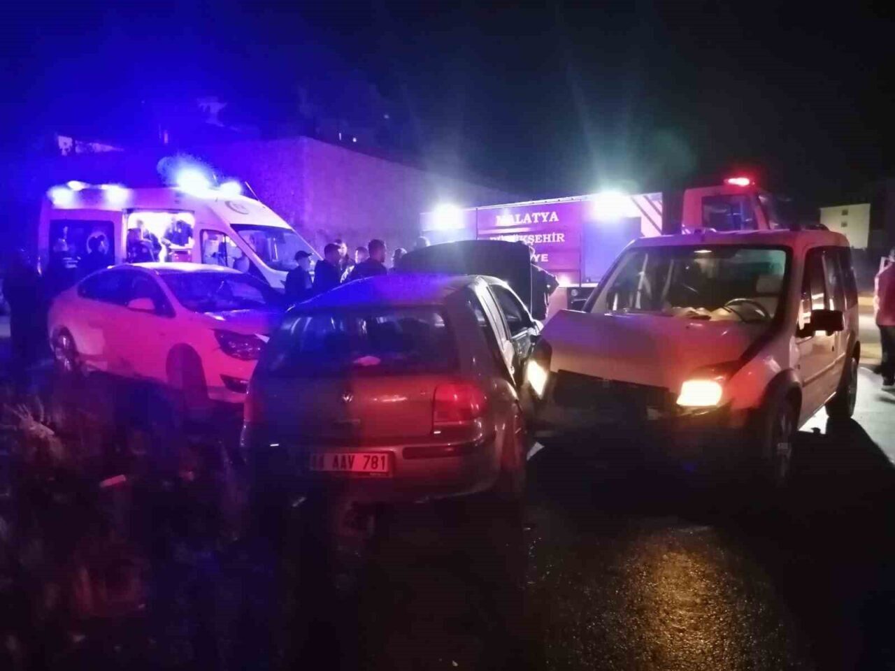 Yeşilyurt’ta Üç Araçlı Trafik Kazasında İki Kişi Yaralandı