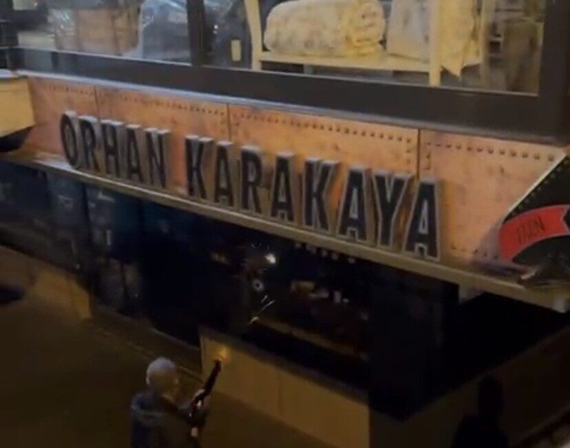 Maltepe’de Erkek Kuaför Dükkanına Pompalı Tüfekle Saldırı Gerçekleşti İstanbul Maltepe'de, Orhan K. daha önce devrettiği kuaför dükkanına pompalı