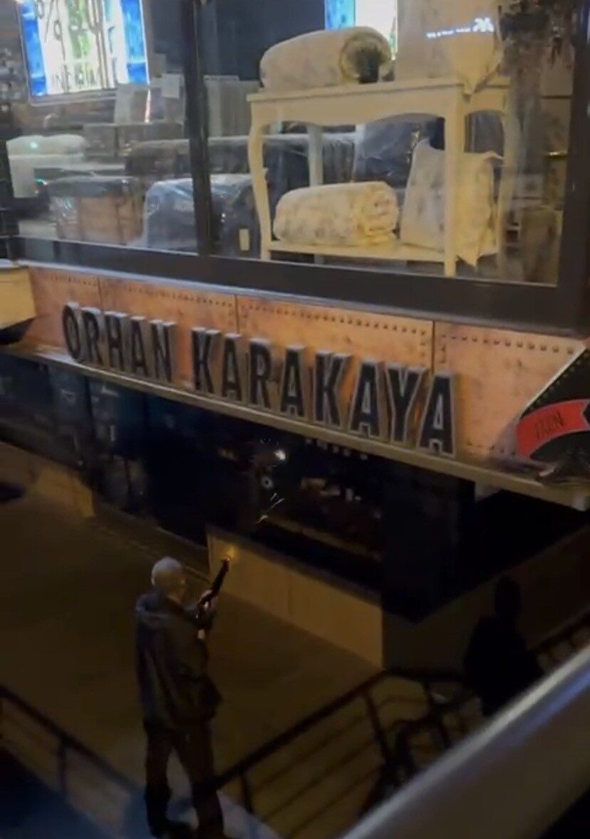 İstanbul Maltepe'de, Orhan K. daha önce devrettiği kuaför dükkanına pompalı