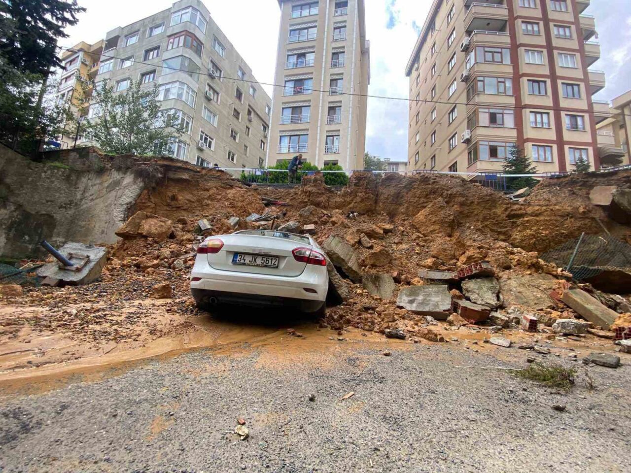 Maltepe'de gece meydana gelen olayda, yağış sonrası bir binanın istinat