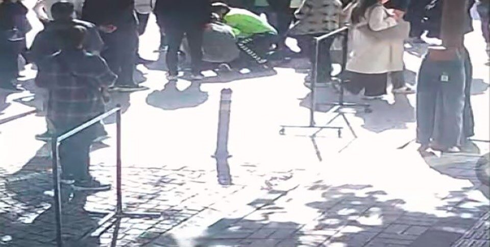 Maltepe'de 70 yaşındaki M.A., Bağdat Caddesi'nde yürürken kalp krizi geçirdi.