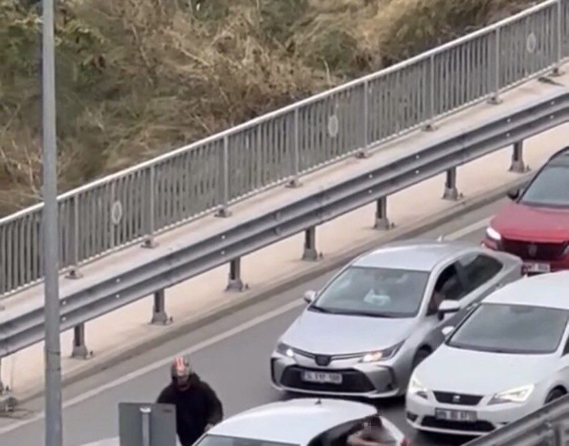 Maltepe’de Trafik Tartışması Kavgaya Dönüştü, Sopa ile Saldırı Görüntülere Yansıdı Maltepe'de iki sürücü trafikteki tartışma sonrası kavgaya tutuştu. Saldırgan sürücü,