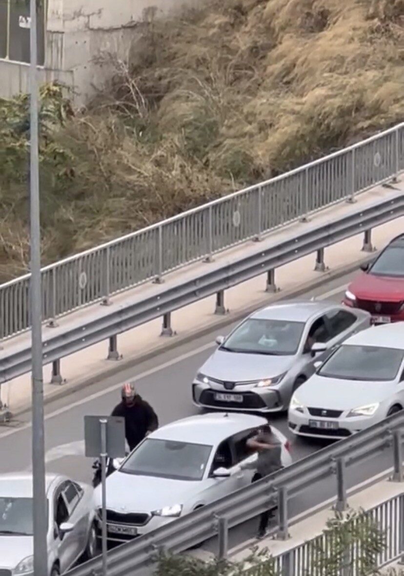Maltepe'de iki sürücü trafikteki tartışma sonrası kavgaya tutuştu. Saldırgan sürücü,