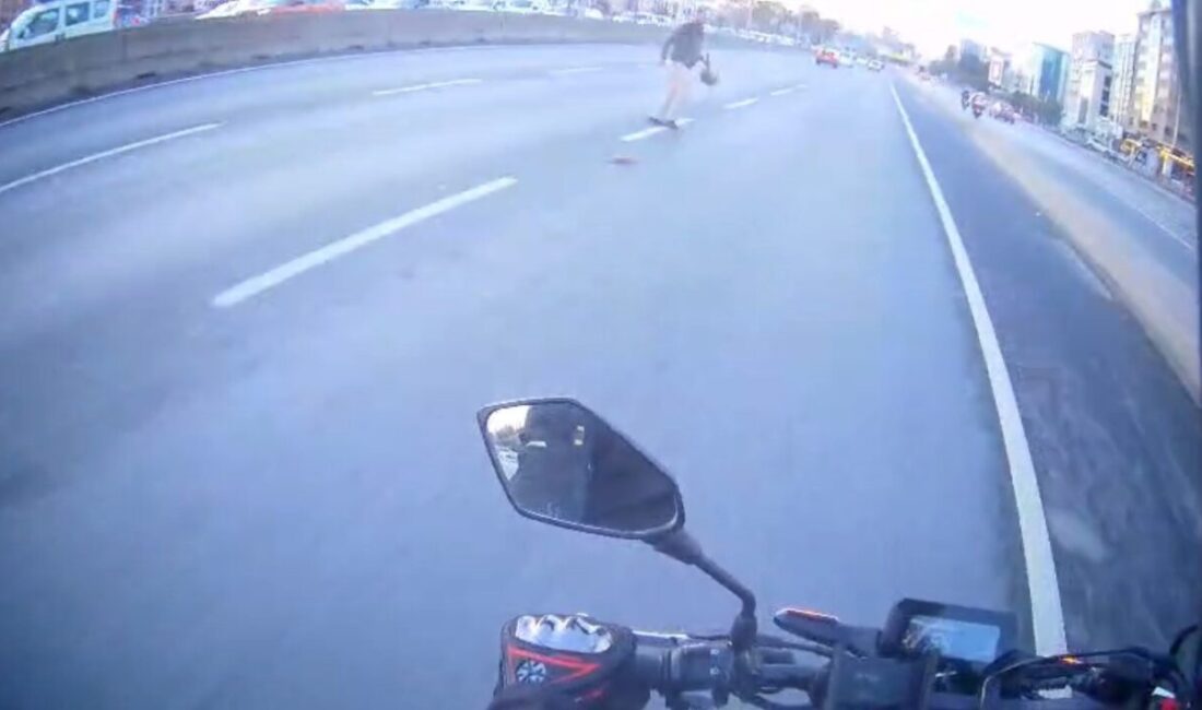 Maltepe’de Koşarak Karşıya Geçmeye Çalışan Yaya, Trafiği Tehlikeye Soktu Maltepe Küçükyalı'da, karşıya geçmeye çalışan bir yaya, trafikte tehlikeli anlar