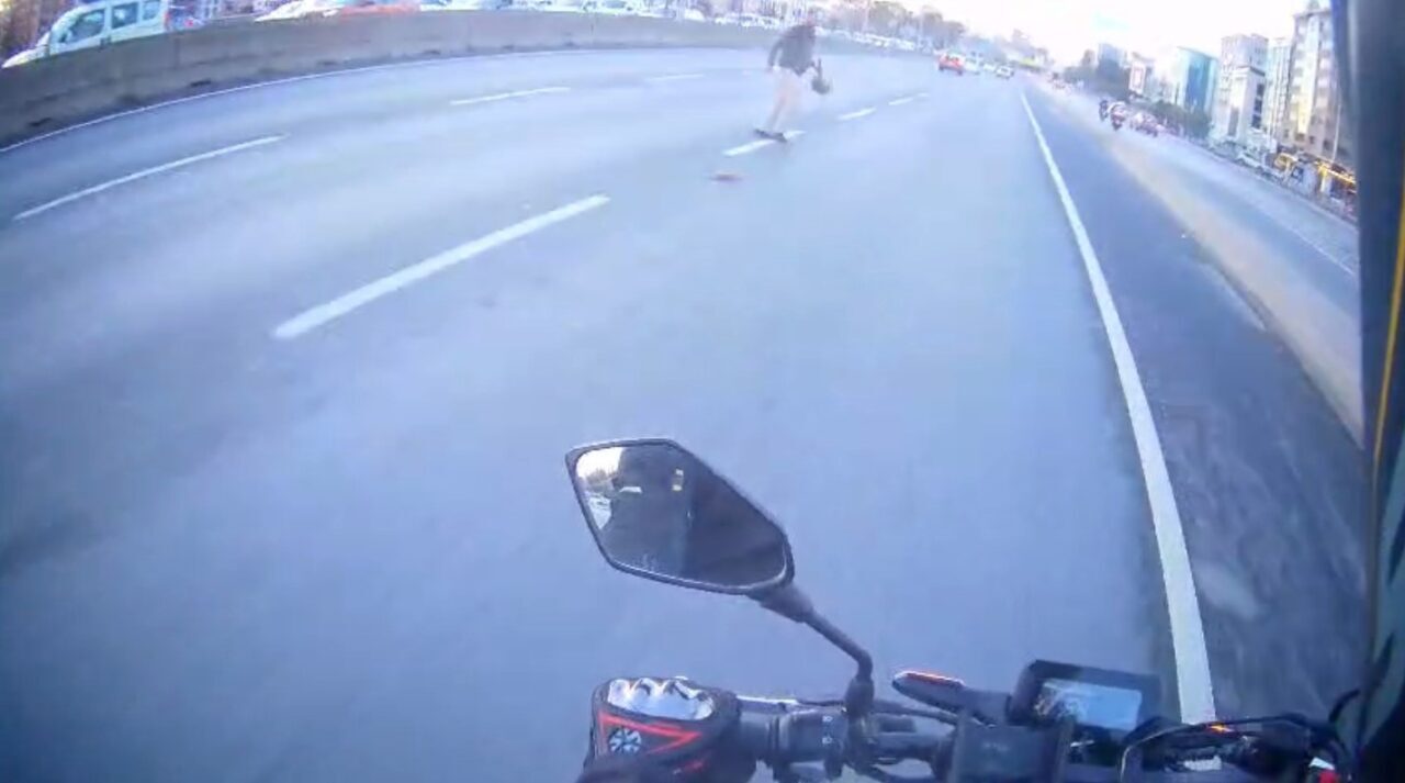 Maltepe Küçükyalı'da, karşıya geçmeye çalışan bir yaya, trafikte tehlikeli anlar