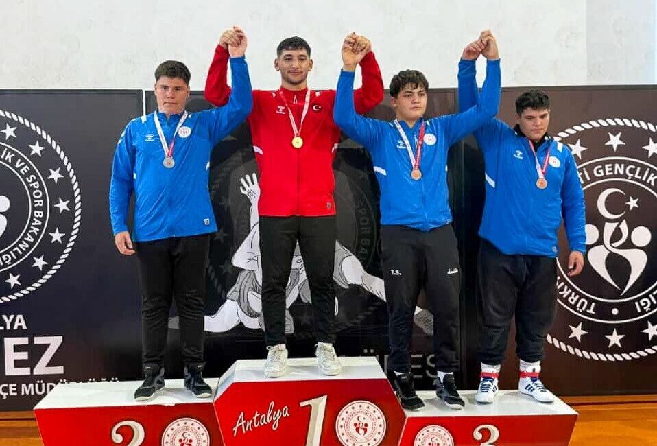 Antalya'daki Amatör Spor Haftası Serbest Güreş Turnuvası'nda Manavgat Belediyesi Güreş