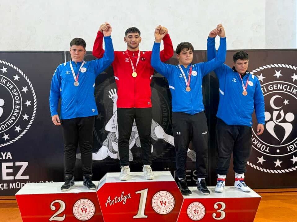 Antalya'daki Amatör Spor Haftası Serbest Güreş Turnuvası'nda Manavgat Belediyesi Güreş