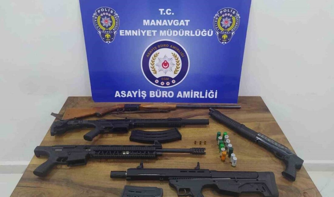 Manavgat’ta gerçekleştirilen eş zamanlı operasyonda 19 adrese baskın düzenlendi. İlçe