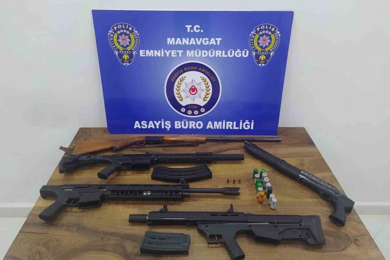 Manavgat'ta düzenlenen eş zamanlı operasyonla 19 adrese baskın yapıldı. Operasyon,