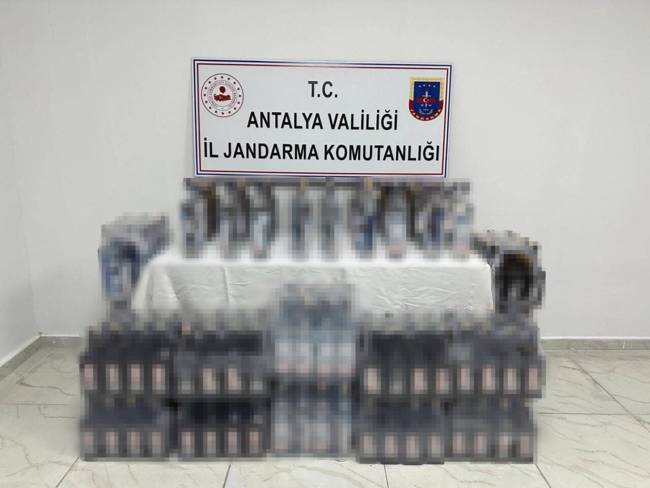 Antalya'nın Manavgat ilçesinde jandarma, düzenlediği operasyonda 400 litre kaçak ve