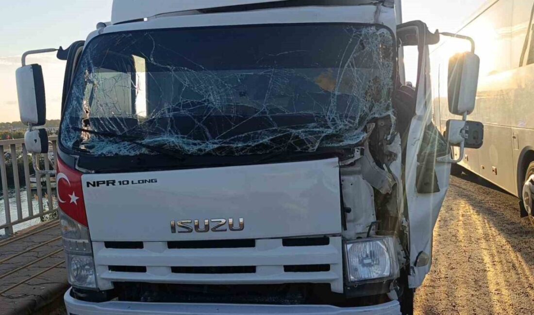 Antalya'nın Manavgat ilçesi Çevreyolu Köprüsü üzerinde Şadi M. yönetimindeki kamyon,