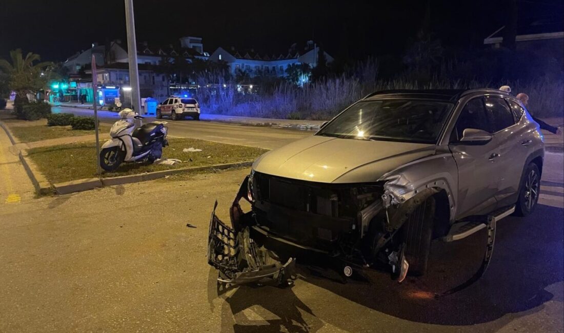 Antalya'nın Manavgat ilçesinde otomobil ve motosikletin çarpışması sonucu D.K. yaralandı.