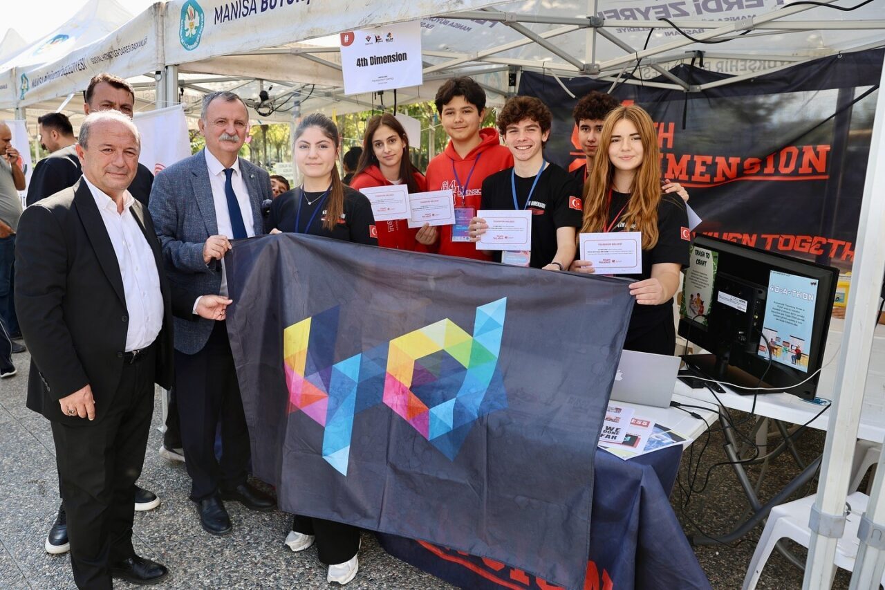 Manisa'da gerçekleştirilen "MANİFEST" bilim şenliğine katılan 30 bin öğrenci, bilimin