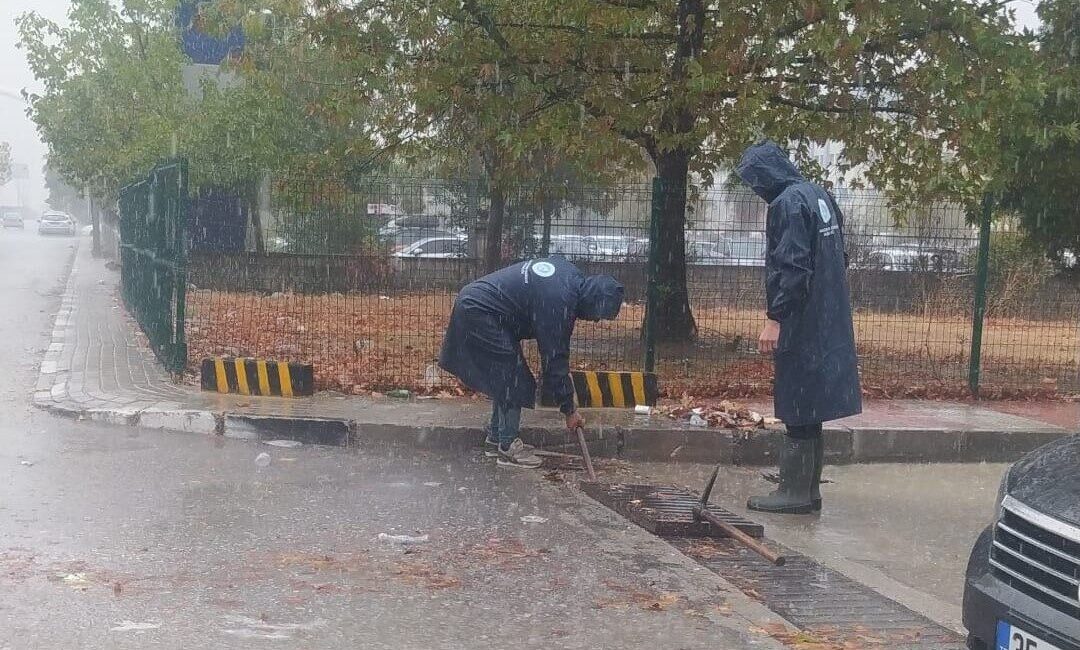 Manisa Büyükşehir Belediyesi ve MASKİ ekipleri, sabah saatlerinden itibaren etkili