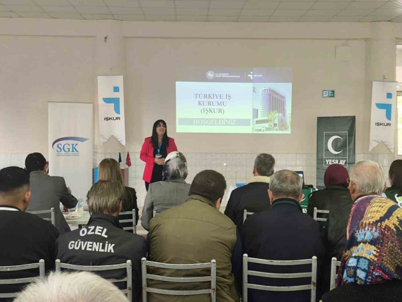 Manisa'da düzenlenen bilgilendirme toplantısında, Manisa İŞKUR İl Müdürlüğü, SGK ve