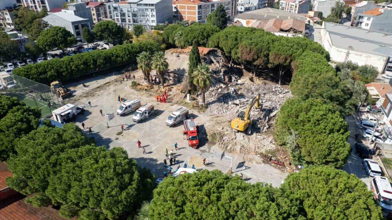 Manisa'nın Yunusemre ilçesinde, 6.6 büyüklüğünde gerçekleştirilen deprem tatbikatında, senaryo gereği