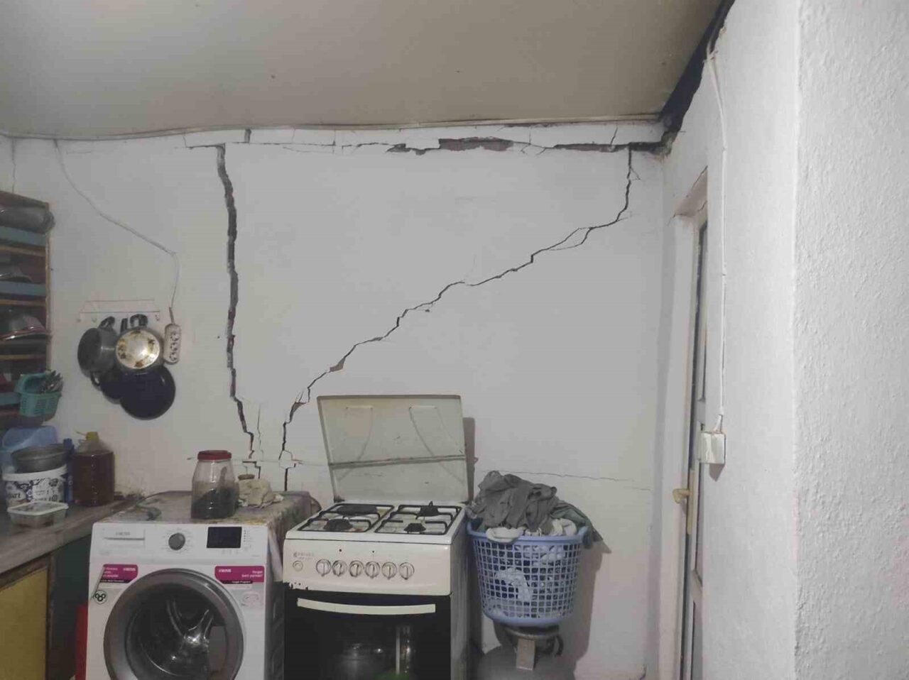 Balıkesir'in Sındırgı ilçesinde meydana gelen 6.1 büyüklüğündeki deprem, Manisa'da 83