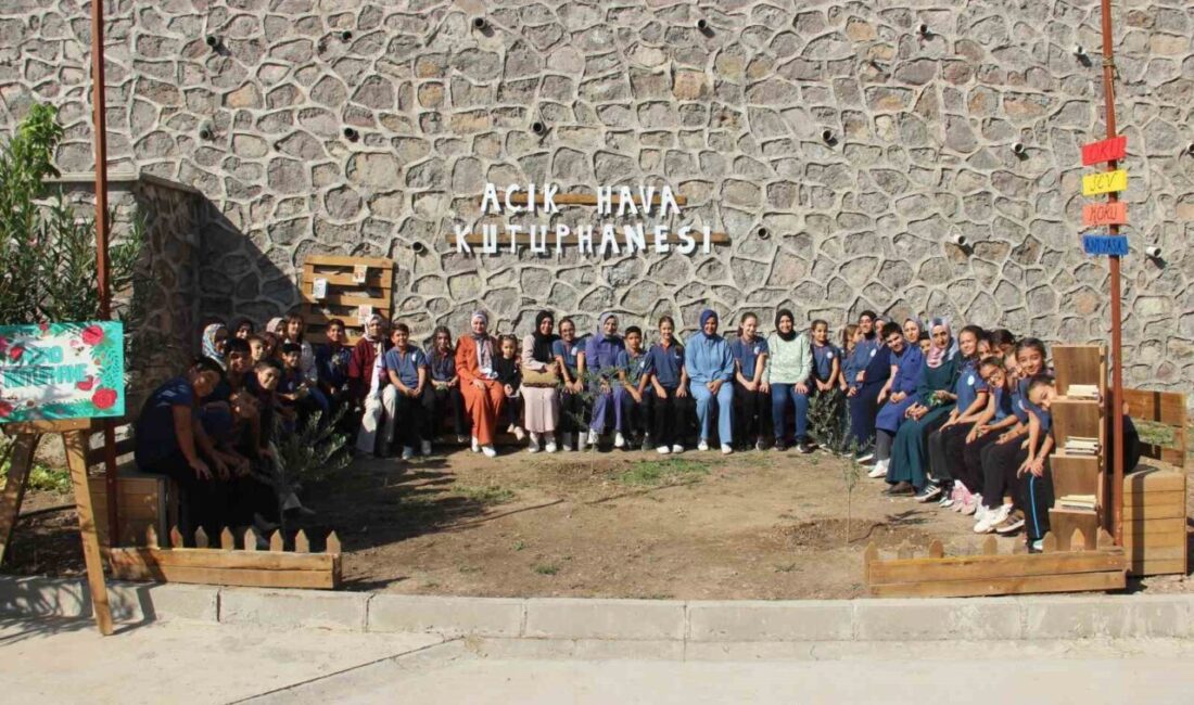 Akgedik TOKİ Ortaokulu’nda Açık Hava Kütüphanesiyle Doğayla İç İçe Eğitim Fırsatı Sunuluyor Manisa'nın Yunusemre ilçesindeki Akgedik TOKİ Ortaokulu, geri dönüşüm malzemeleriyle kurulan