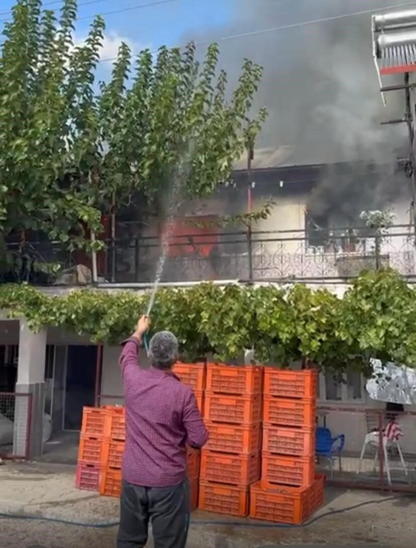Alaşehir'de Erol Sırçak’a ait boş bir evde çıkan yangın, hızlı