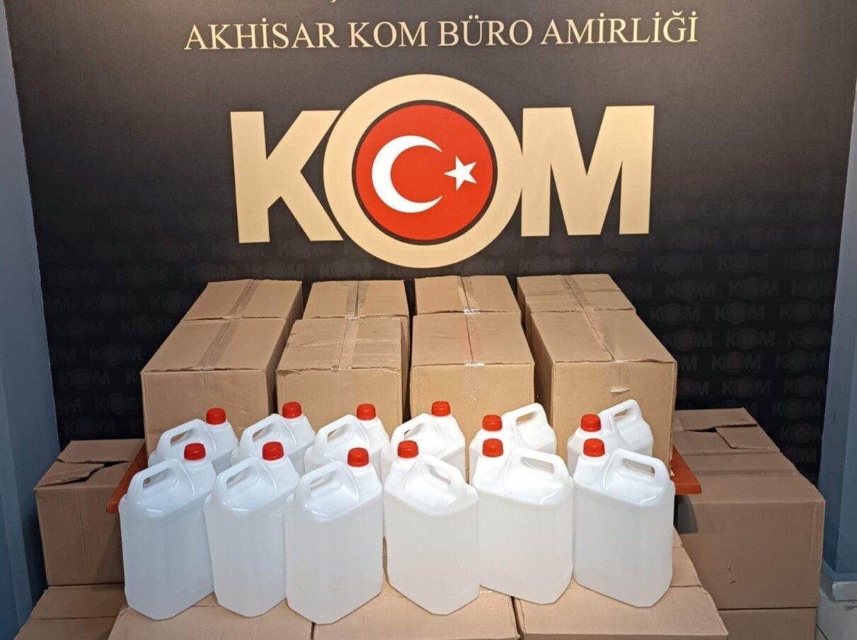 Manisa'nın Akhisar ilçesinde, Emniyet Müdürlüğü ekipleri kaçak alkollere yönelik operasyon