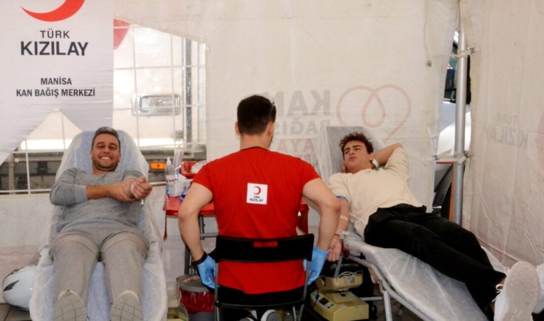 Manisa’da Kan Bağışına Yoğun İlgi: Vali Özkan ve Belediye Başkanı Dutlulu’dan Teşekkür Mesajı Manisa'nın Cumhuriyet Meydanı'nda Manisa Büyükşehir Belediyesi ve Türk Kızılayı tarafından