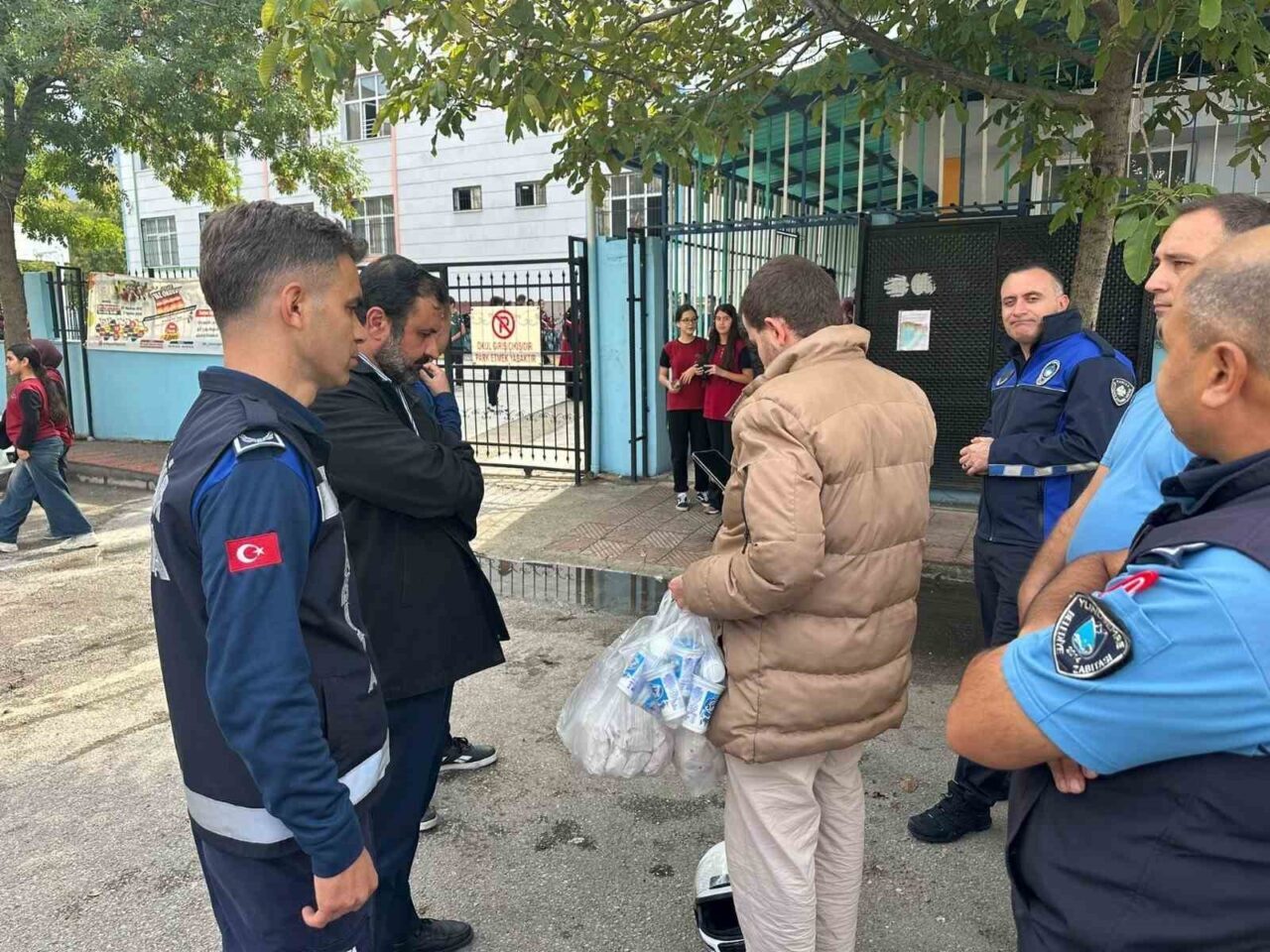 Manisa Büyükşehir Belediyesi, okul çevrelerinde sağlıksız gıda satışını önlemek amacıyla