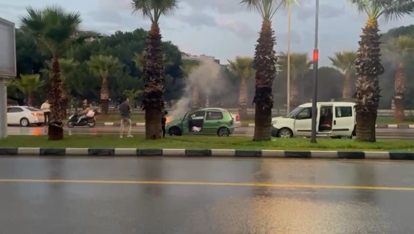 Manisa'nın Yunusemre ilçesinde, Ö.Ş. yönetimindeki bir otomobil, İzmir Caddesi'nde seyir