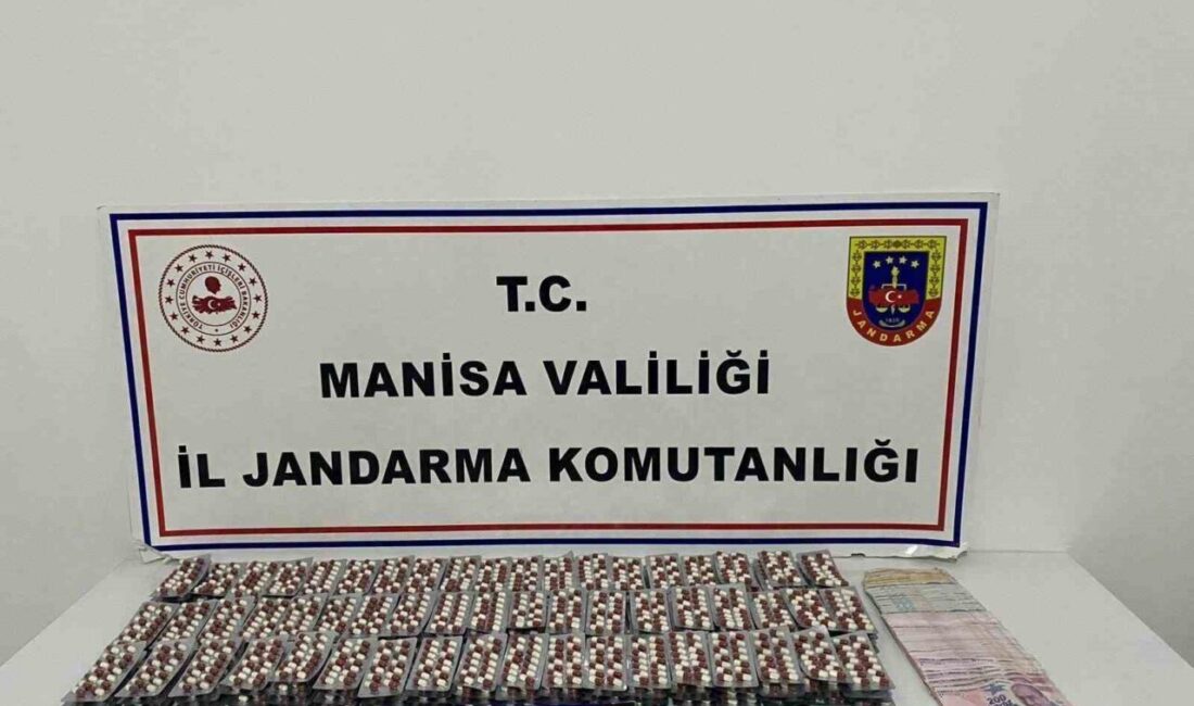 Manisa’da Jandarma Operasyonu: 3 Bin 270 Sentetik Ecza Hapı ile Suçüstü Yakalandı Manisa'da jandarma, A.Ö.'nün evinde gerçekleştirdiği operasyonda 3 bin 270 sentetik