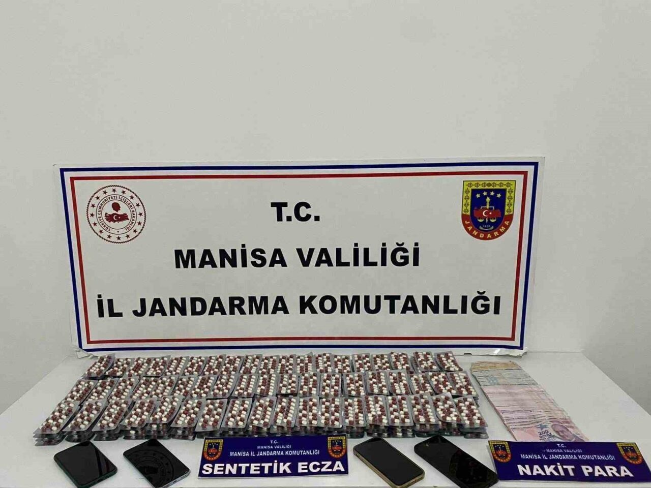 Manisa'da jandarma, A.Ö.'nün evinde gerçekleştirdiği operasyonda 3 bin 270 sentetik