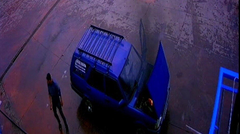 Manisa'nın Alaşehir ilçesinde park halindeki bir otomobilin motor kısmında yangın