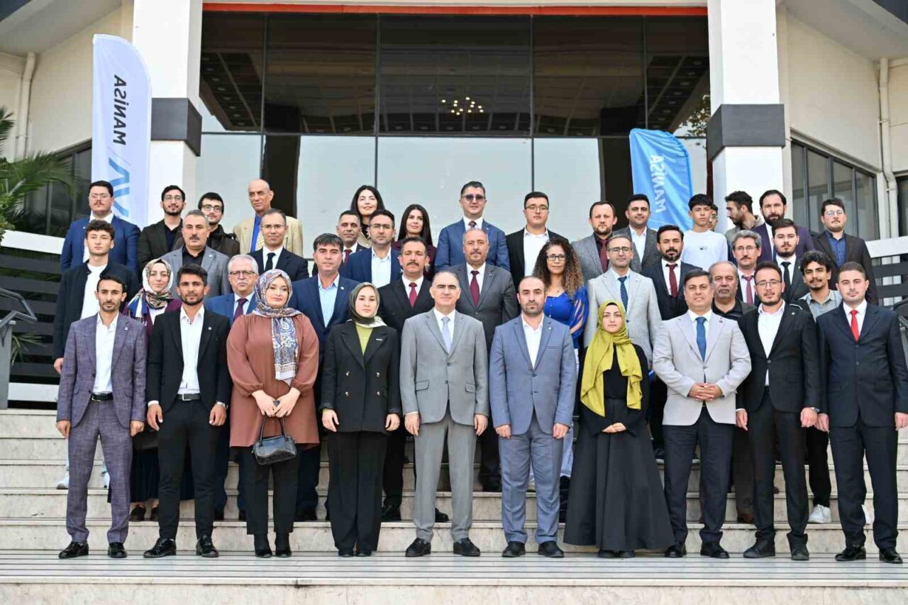 Manisa'da gerçekleştirilen "Manisa Gençlik Çalıştayı"nda Vali Vahdettin Özkan, gençlerin sosyal