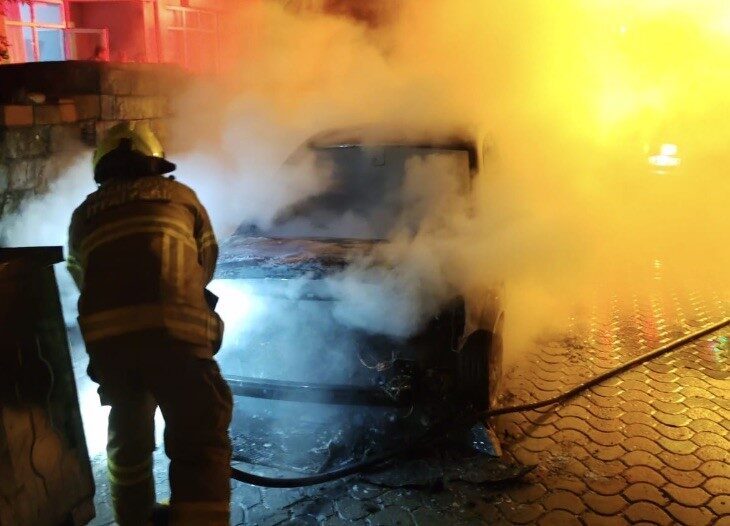 Balıkesir'in Manyas ilçesinde park halindeki bir otomobilde çıkan yangın, itfaiye