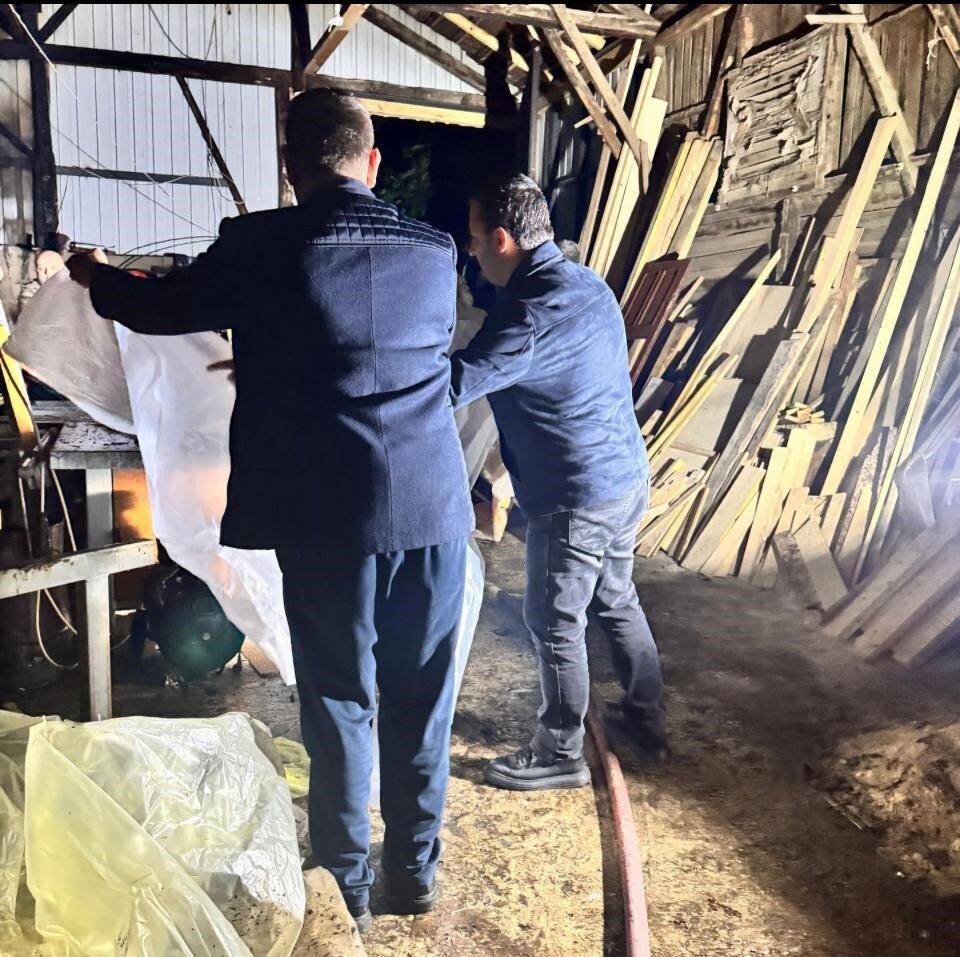Sakarya'nın Geyve ilçesindeki bir marangoz atölyesinde gece saatlerinde çıkan yangın,