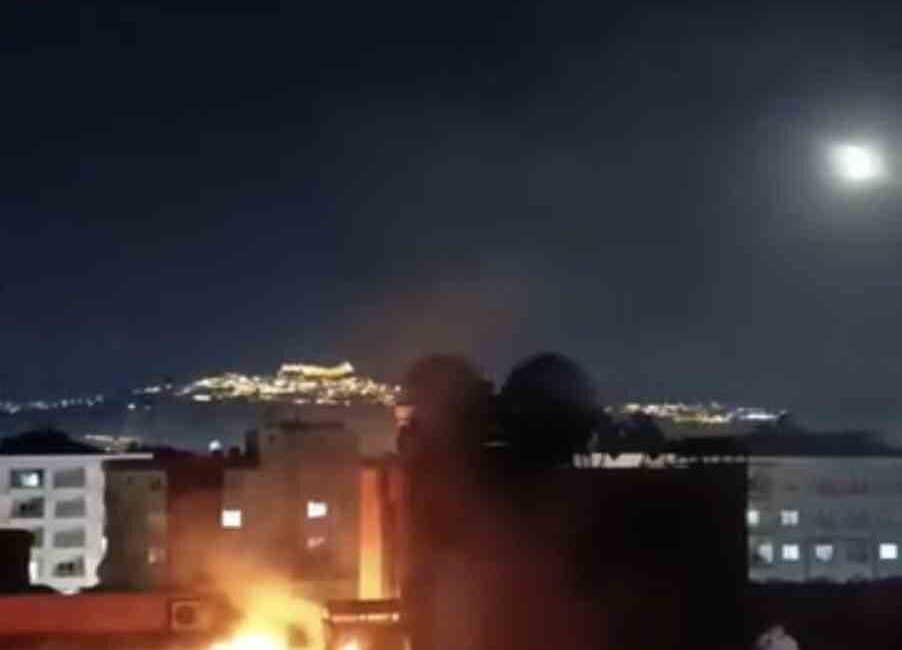 Mardin'in Kızıltepe ilçesinde bir apartmanın çatısında çıkan yangın, itfaiye ekiplerinin