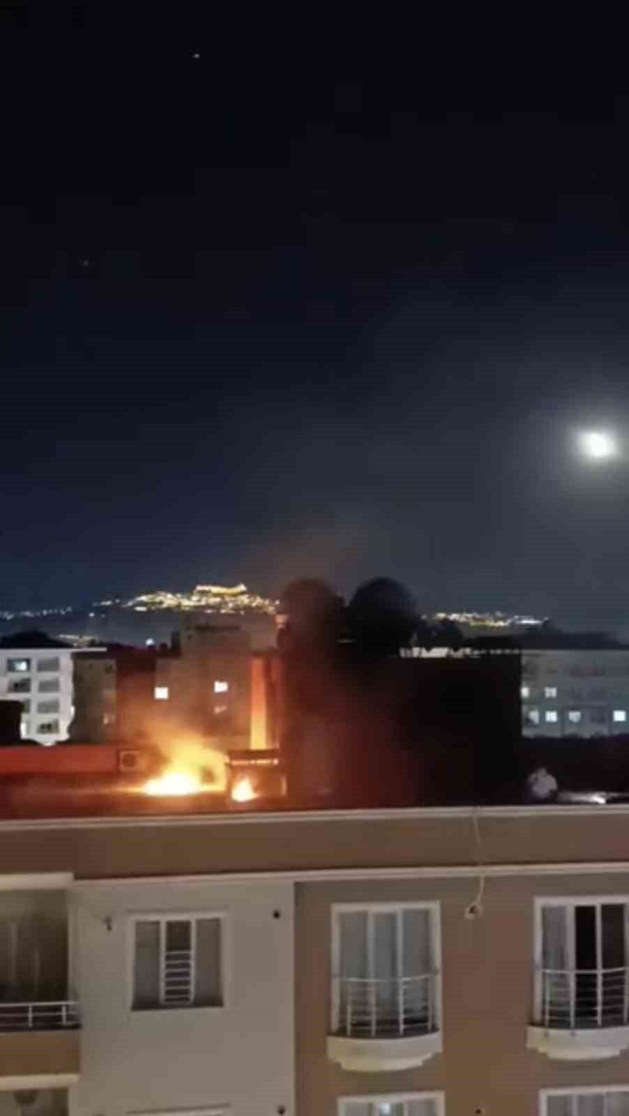 Mardin'in Kızıltepe ilçesinde bir apartmanın çatısında çıkan yangın, itfaiye ekiplerinin