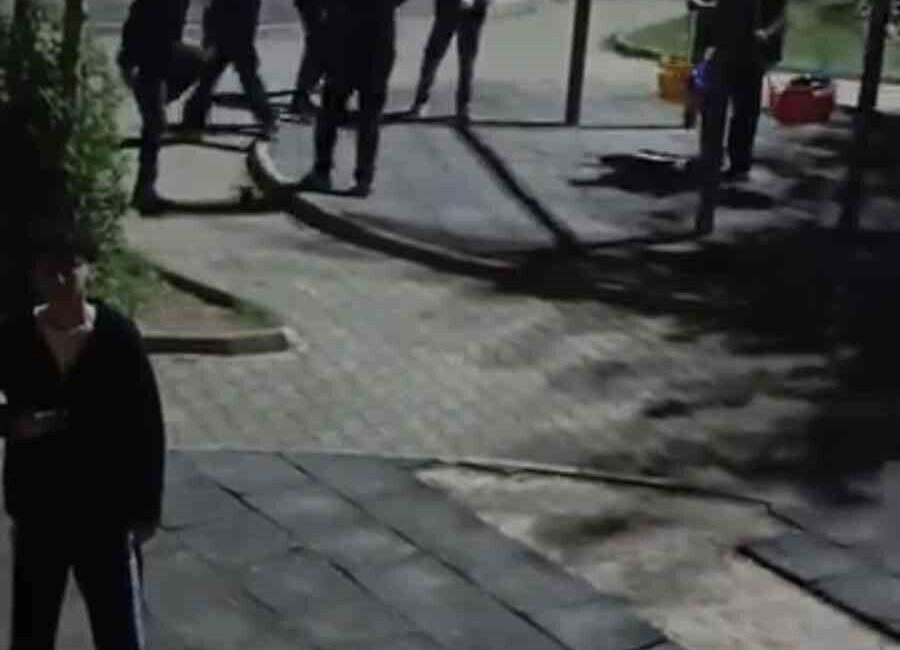 Kızıltepe’deki Çocuk Oyun Alanına Gençlerin Zarar Vermesi Güvenlik Kameralarına Yansıdı Mardin Kızıltepe'deki Mehmet Sincar Parkı'nda bir grup genç, çocuklar için