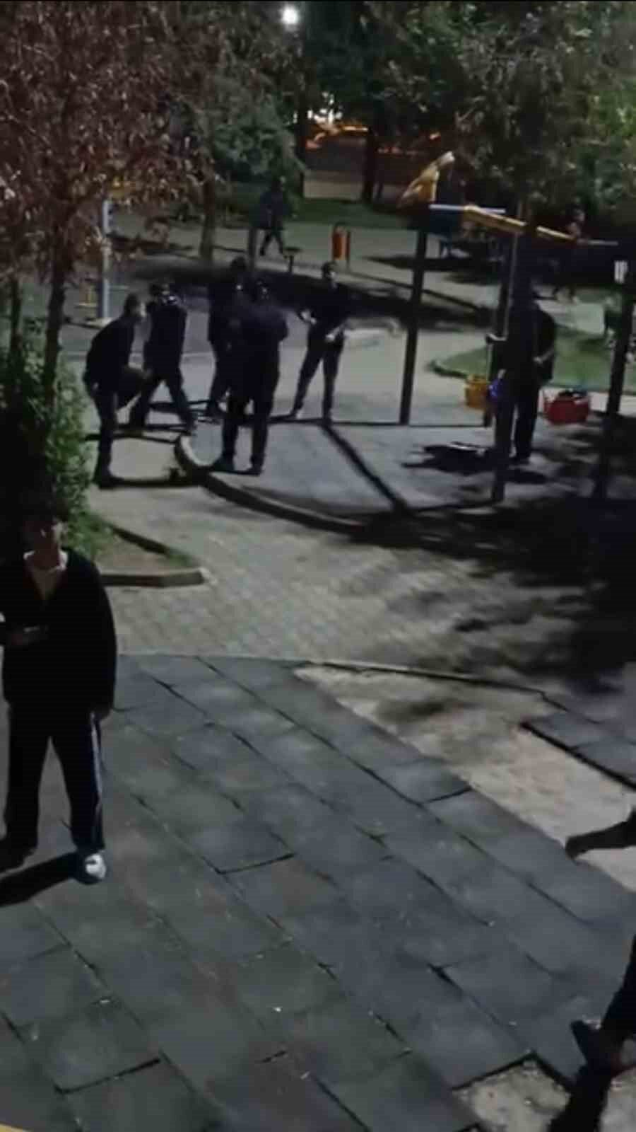 Mardin Kızıltepe'deki Mehmet Sincar Parkı'nda bir grup genç, çocuklar için