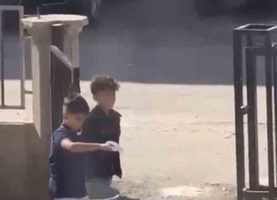 Nusaybin’de Çocukların Çöp Kutusuyla Halay Çektiği Anlar Sosyal Medyada Gündem Oldu Mardin'in Nusaybin ilçesinde iki çocuk, çöp tenekesiyle halay çekerek sosyal