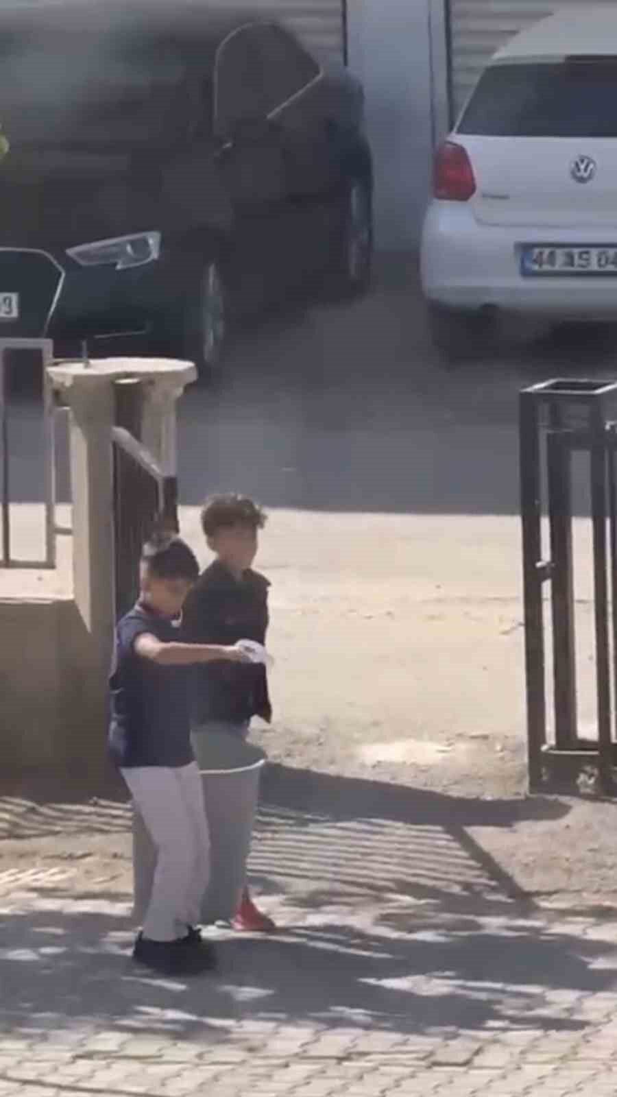 Mardin'in Nusaybin ilçesinde iki çocuğun çöp tenekesiyle halay çektiği anlar