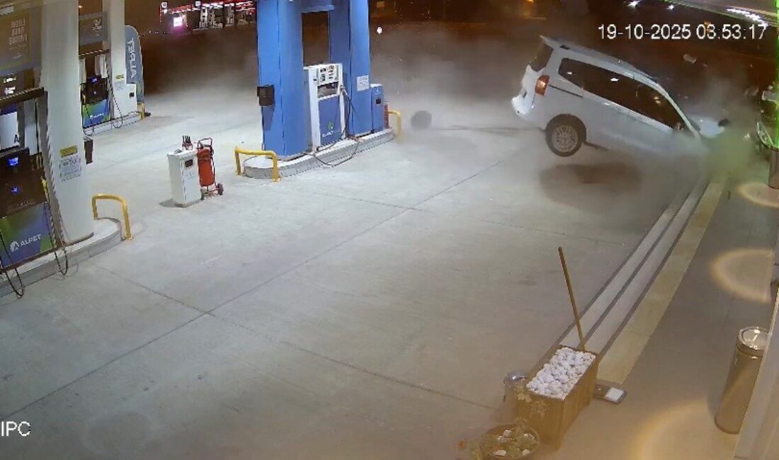 Mardin’de Direksiyon Hakimiyetini Kaybeden Araç Benzin İstasyonuna Çarptı: 2 Yaralı Mardin'in Nusaybin ilçesindeki bir benzin istasyonunda sürücünün direksiyon hakimiyetini kaybetmesi
