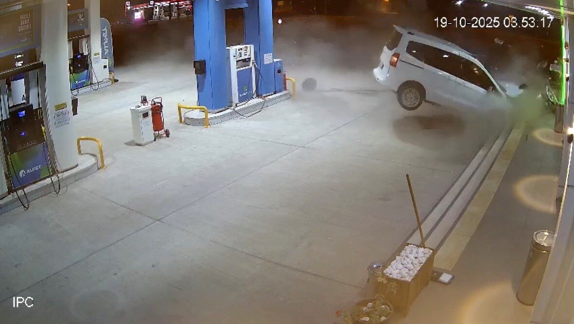 Mardin'in Nusaybin ilçesindeki bir benzin istasyonunda sürücünün direksiyon hakimiyetini kaybetmesi