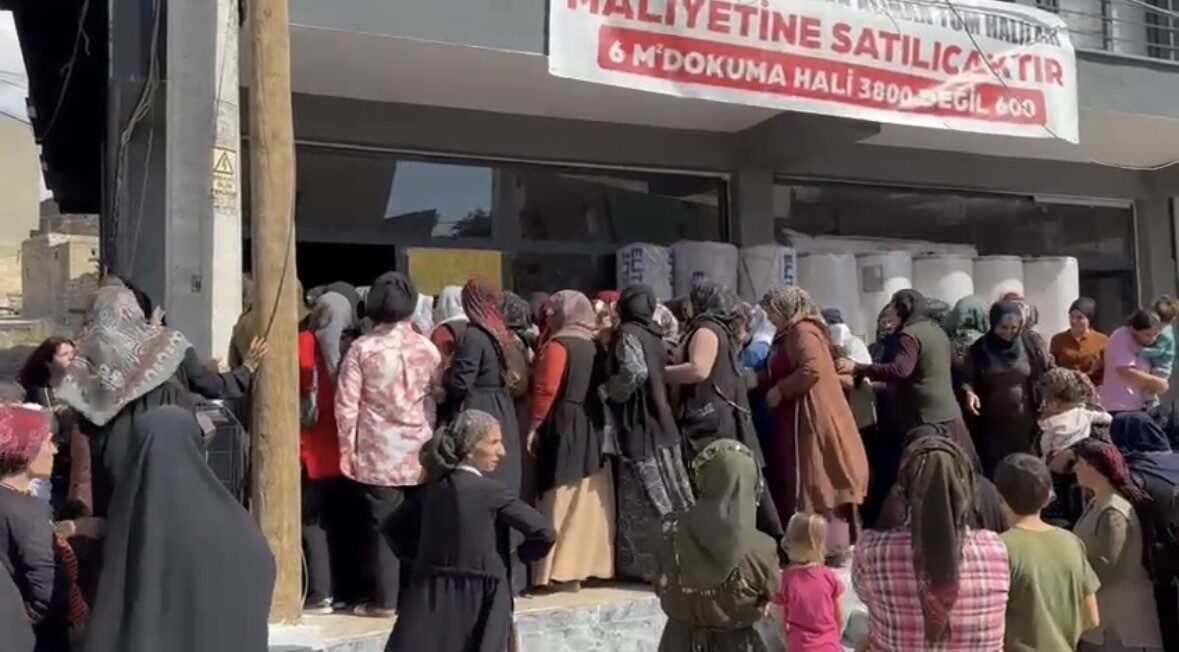 Mardin’in Mazıdağı ilçesindeki yeni halı mağazasının başlattığı indirim kampanyası büyük