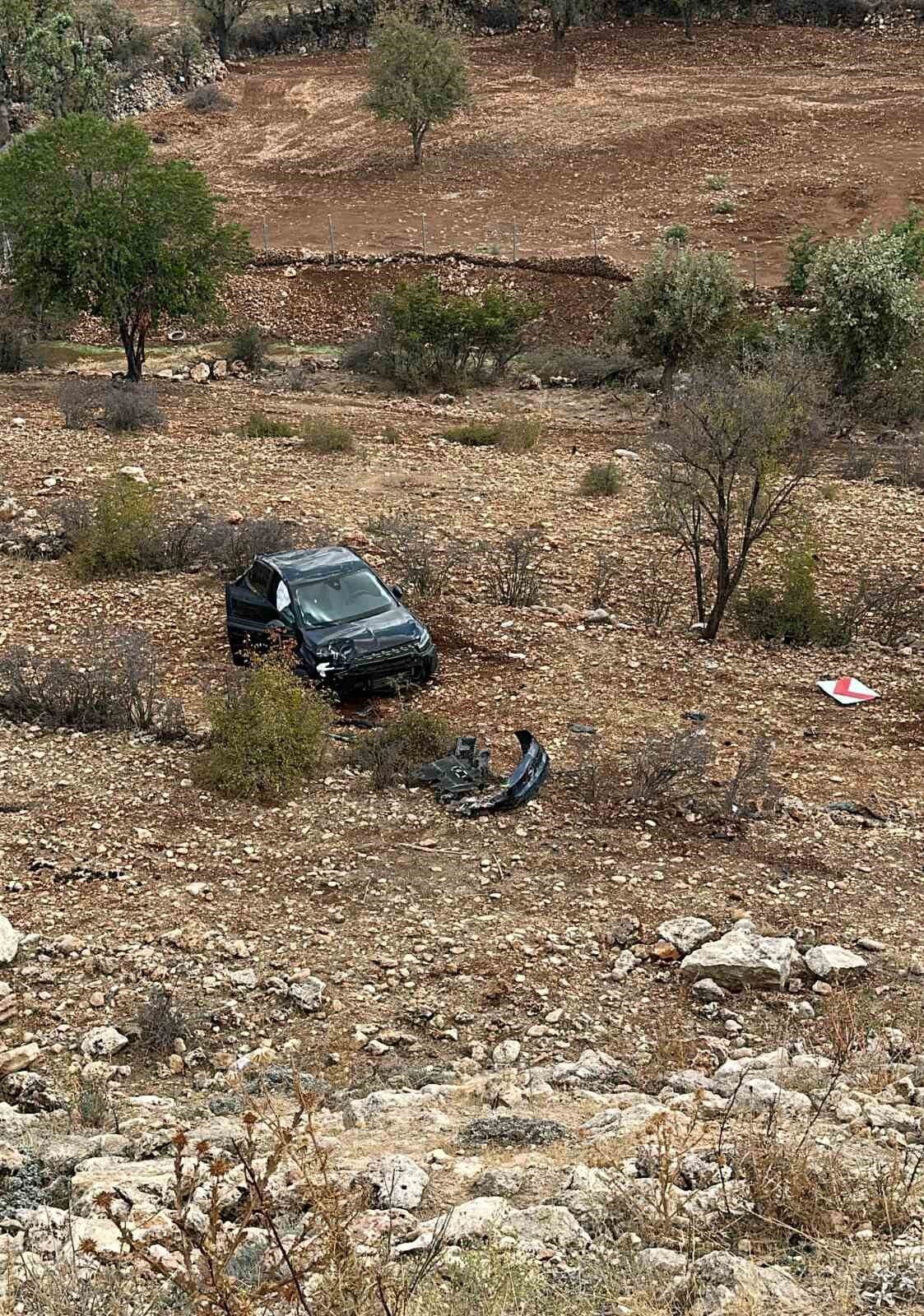 Mardin’in Dargeçit-İdil yolunda otomobilin şarampole devrilmesi sonucu iki kişi yaralandı.
