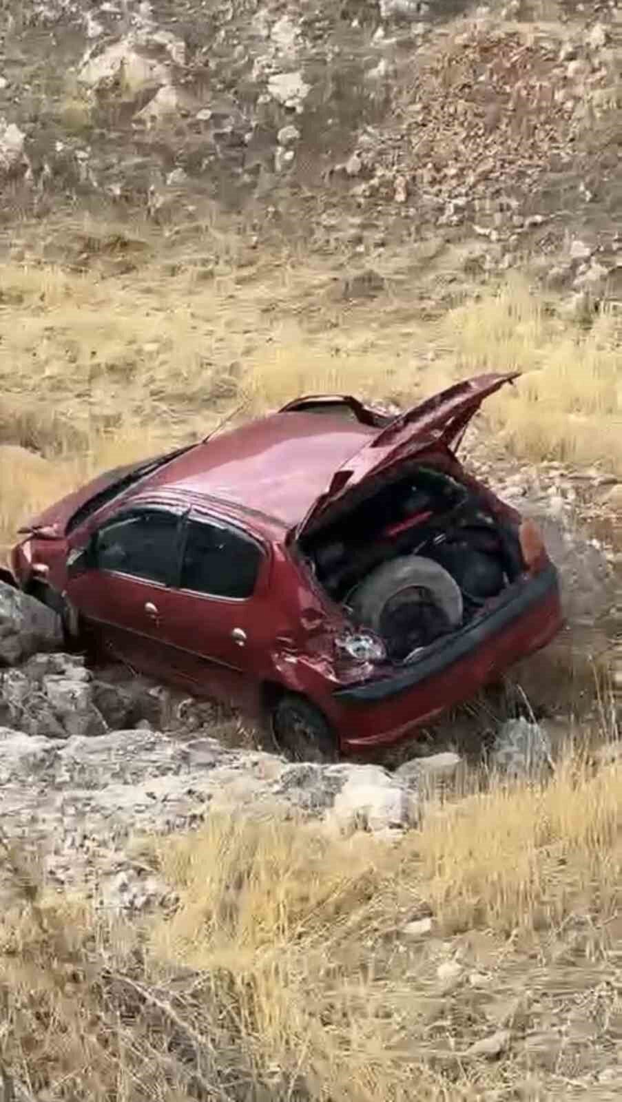 Mardin'in Midyat ilçesinde, sürücüsünün direksiyon hakimiyetini kaybetmesi sonucu bir otomobil