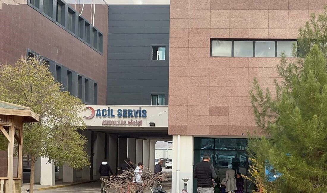 Mardin’de Silahlı Kavga: 3’ü Ağır 6 Yaralı Mardin'in Artuklu ilçesinde, Şar Mahallesi'nde iki grup arasında çıkan silahlı