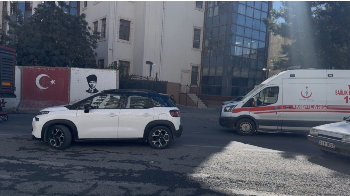 Mardin’de trafik sıkışıklığında ambulans ters yönden seyretti