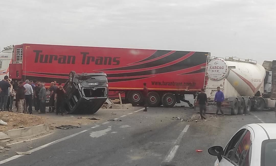 Mardin’de 2 Tır ve Bir Hafif Ticari Araç Çarpıştı, 3 Yaralı Var Mardin'in Nusaybin ilçesinde 2 tır ile bir hafif ticari aracın