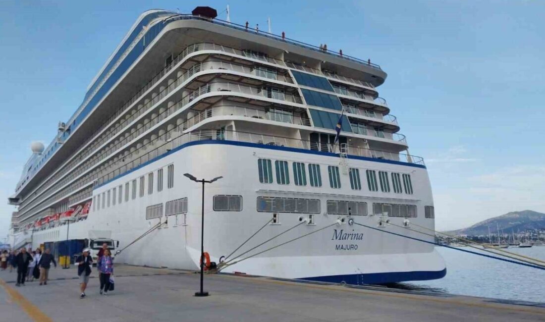 Bodrum'a gelen "Marina" isimli kruvaziyer, İzmir'in Dikili Limanı'ndan hareket ederek,
