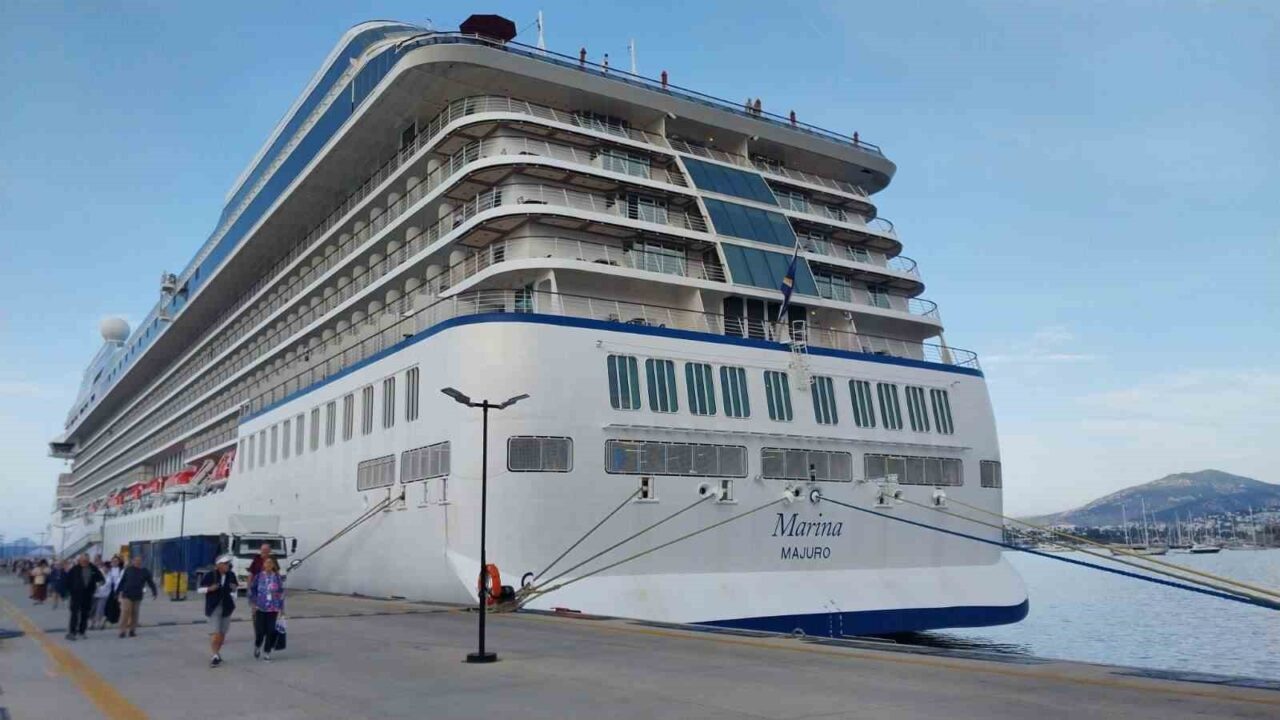 Bodrum'a gelen "Marina" isimli kruvaziyer, İzmir'in Dikili Limanı'ndan hareket ederek,