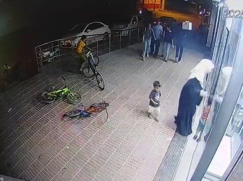 Adana'nın Yüreğir ilçesinde bir çocuk, zincir markete girerken dışarıda bıraktığı